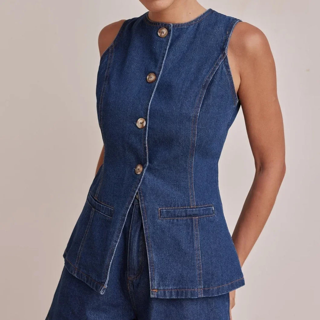 Conjunto de mezclilla azul: chaleco abotonado sin mangas y short a juego