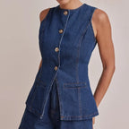 Conjunto de mezclilla azul: chaleco abotonado sin mangas y short a juego