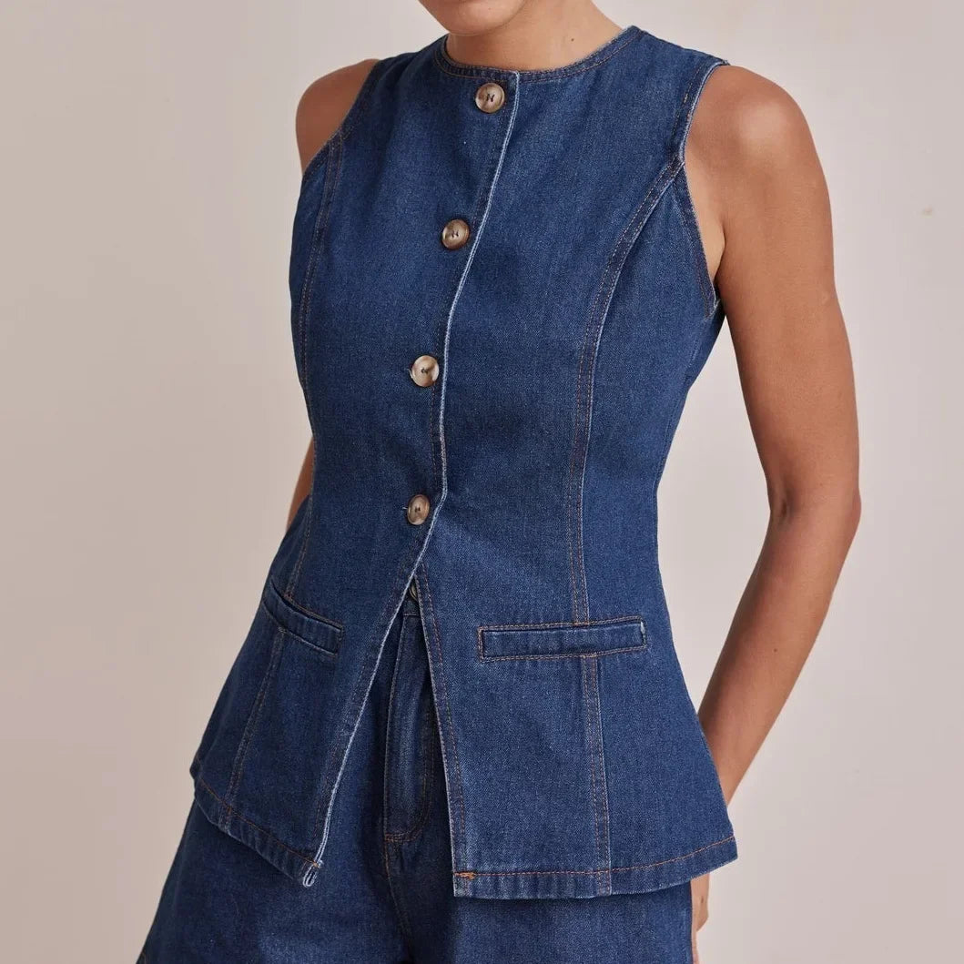 Conjunto de mezclilla azul: chaleco abotonado sin mangas y short a juego