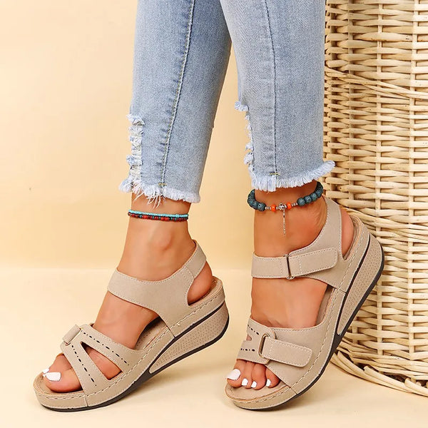 Sandalias Celeste beige de cuña con tiras ajustables y puntera abierta