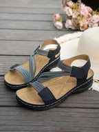 Sandalias Alba azul marino con tiras trenzadas y suela negra con costuras