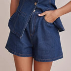 Shorts denim azul con cierre de botones y sobrefalda con volantes laterales