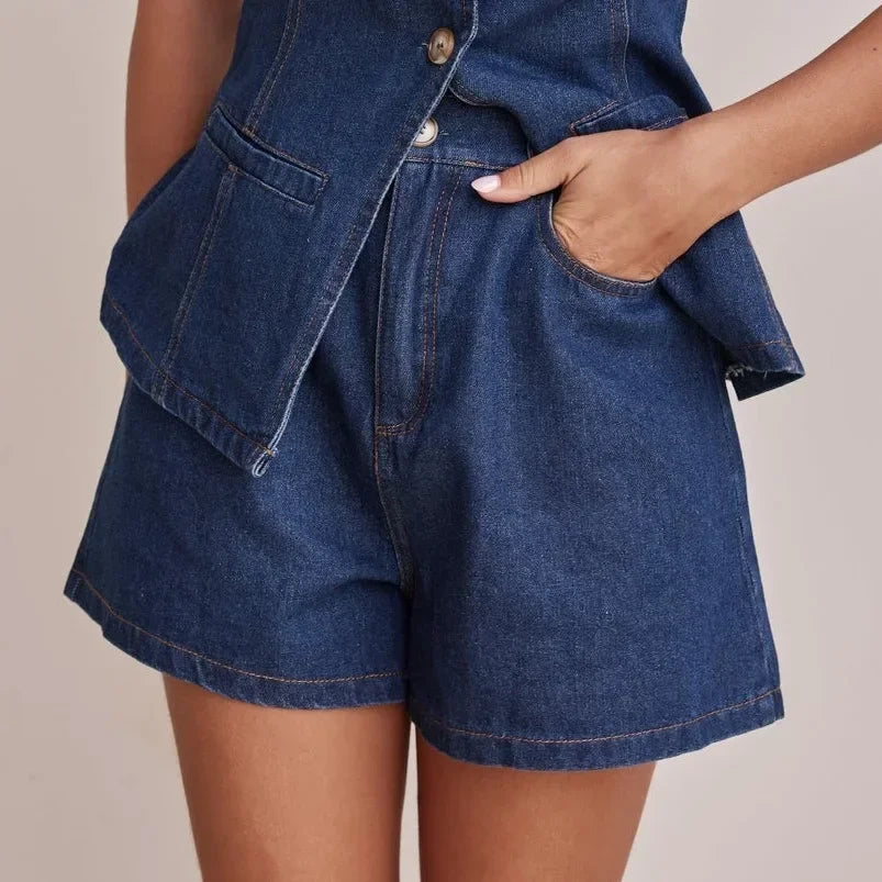 Shorts denim azul con cierre de botones y sobrefalda con volantes laterales