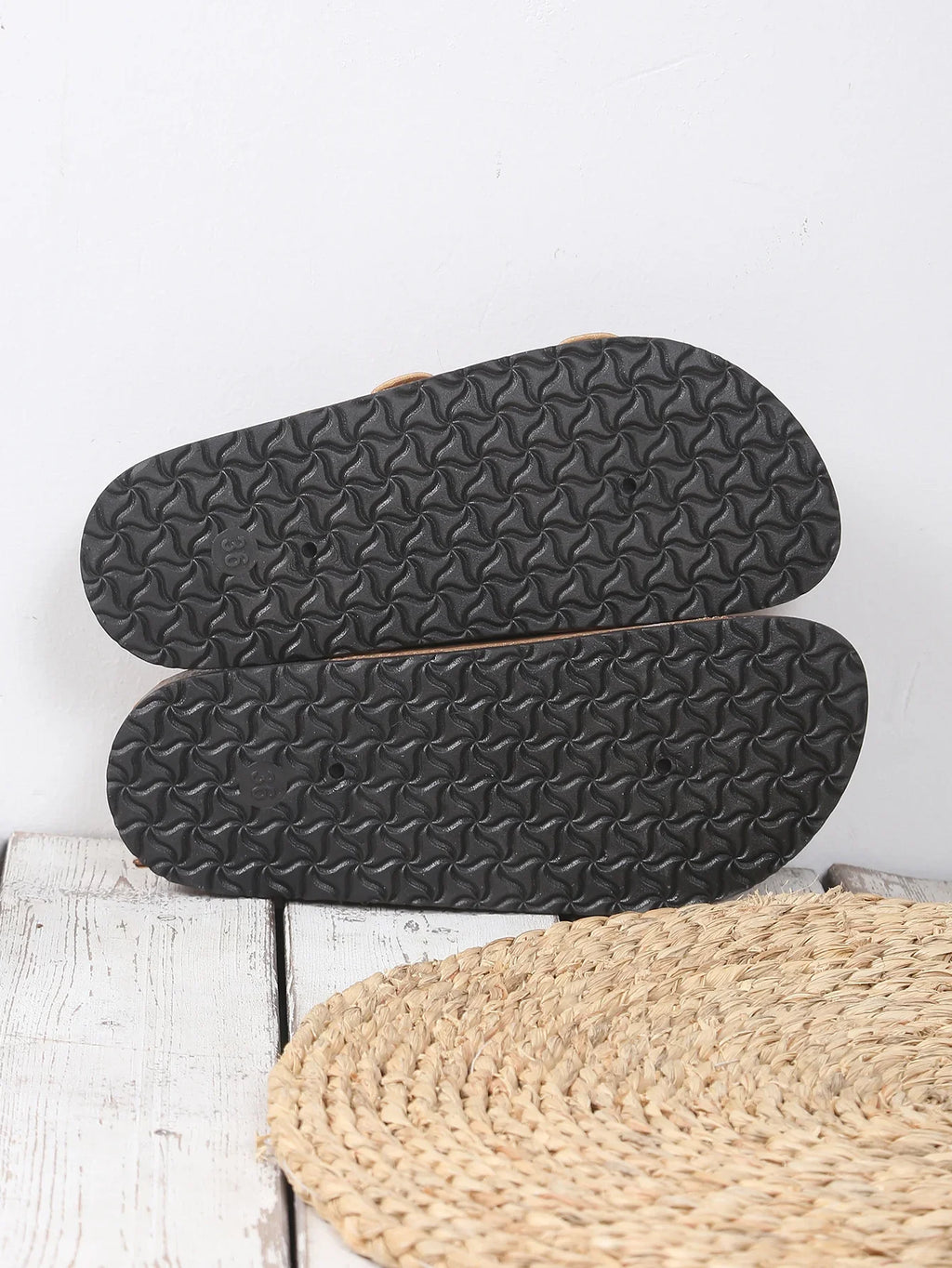 Suela de sandalias negras con relieve antideslizante y forma ovalada