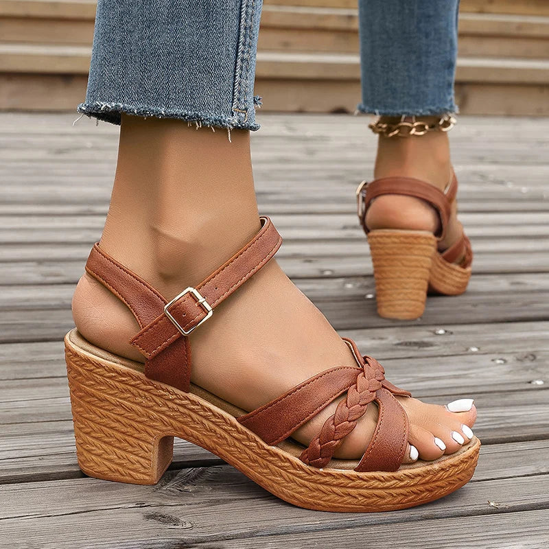 Sandalias Bianca marrón teja con tacón grueso, hebilla frontal y plataforma trenzada