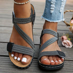Sandalias Alba negras con tiras a rayas y cierre ajustable en el empeine.