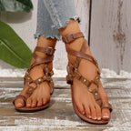Sandalias romanas de tiras marrones con hebillas y remaches metálicos