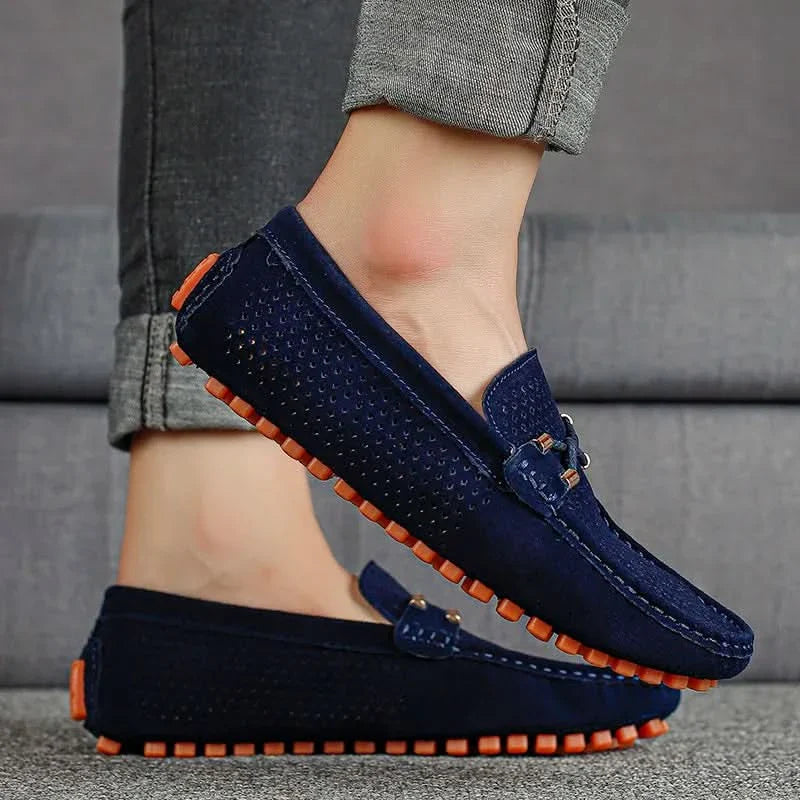 Mocasines de cuero perforado azul marino con hebilla y suela con borde naranja