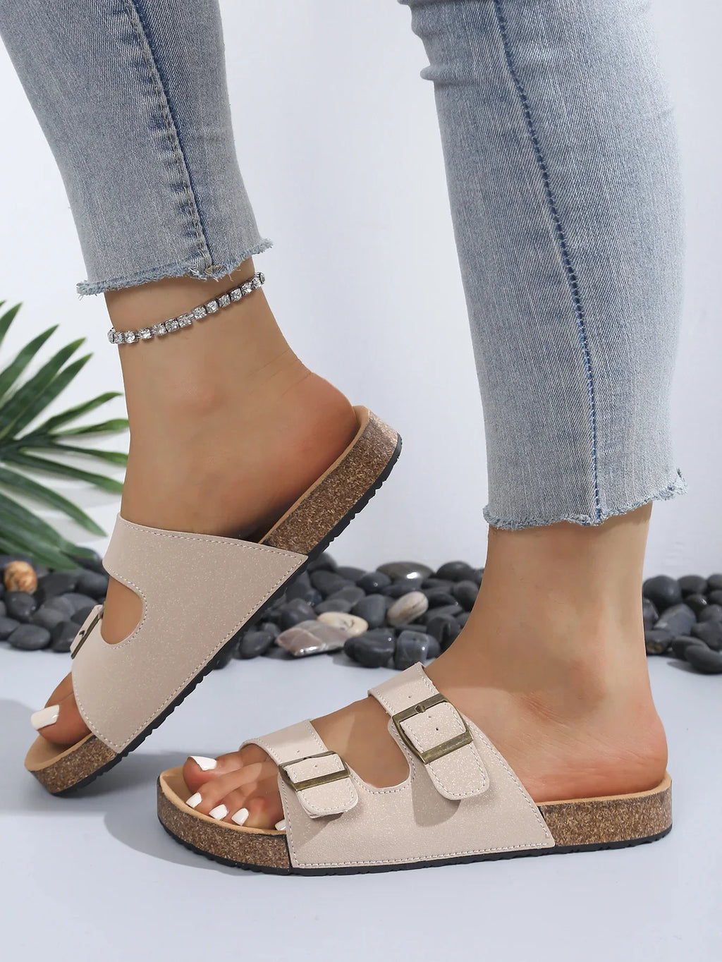 Sandalias Adriana tipo pala en beige con dos tiras y hebillas metálicas