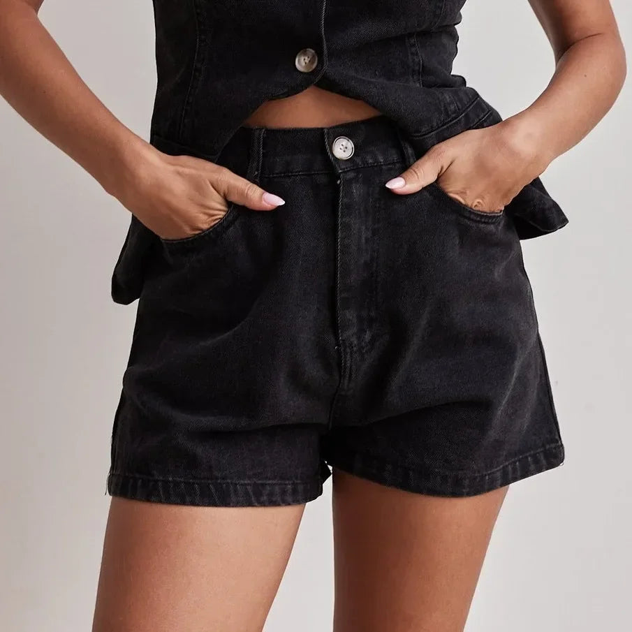 Shorts denim negro con botones metálicos y detalle con volantes en la pretina
