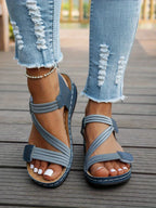 Sandalias Alba azul marino con tiras trenzadas y hebilla ajustable en el empeine