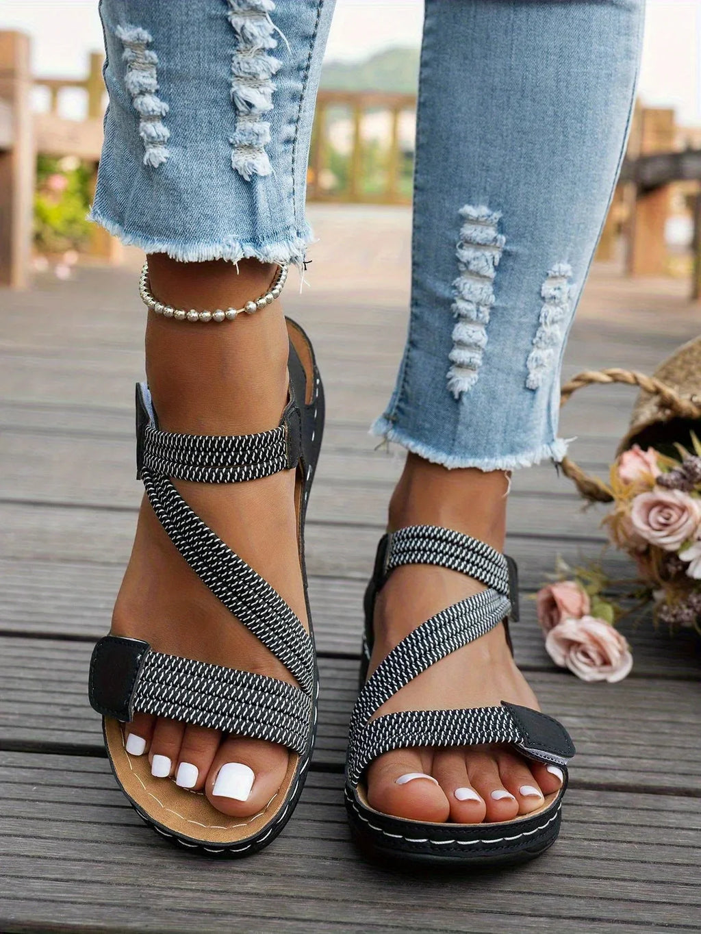 Sandalias Alba azul marino con tiras cruzadas y hebillas sobre el empeine