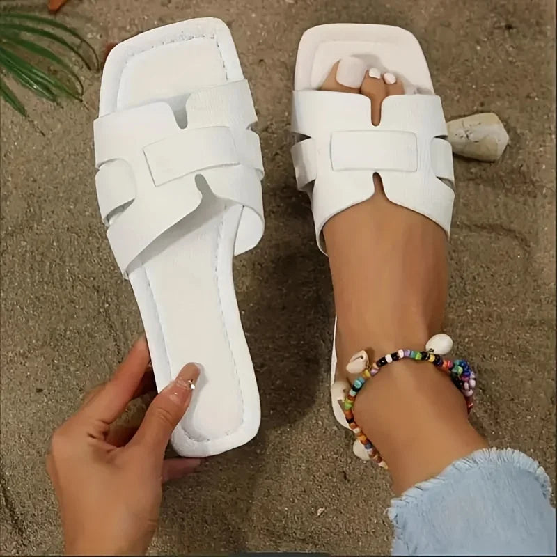 Sandalias Inés blancas de estilo sandalia, con tiras cruzadas y suela acolchada
