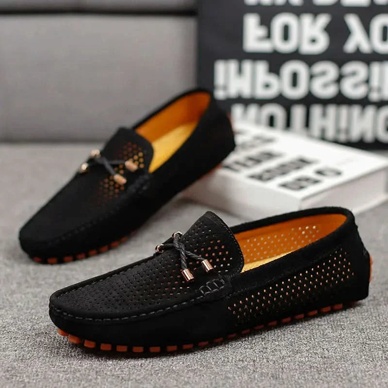 Mocasines de cuero perforado negros con hebilla metálica y suela con tachones