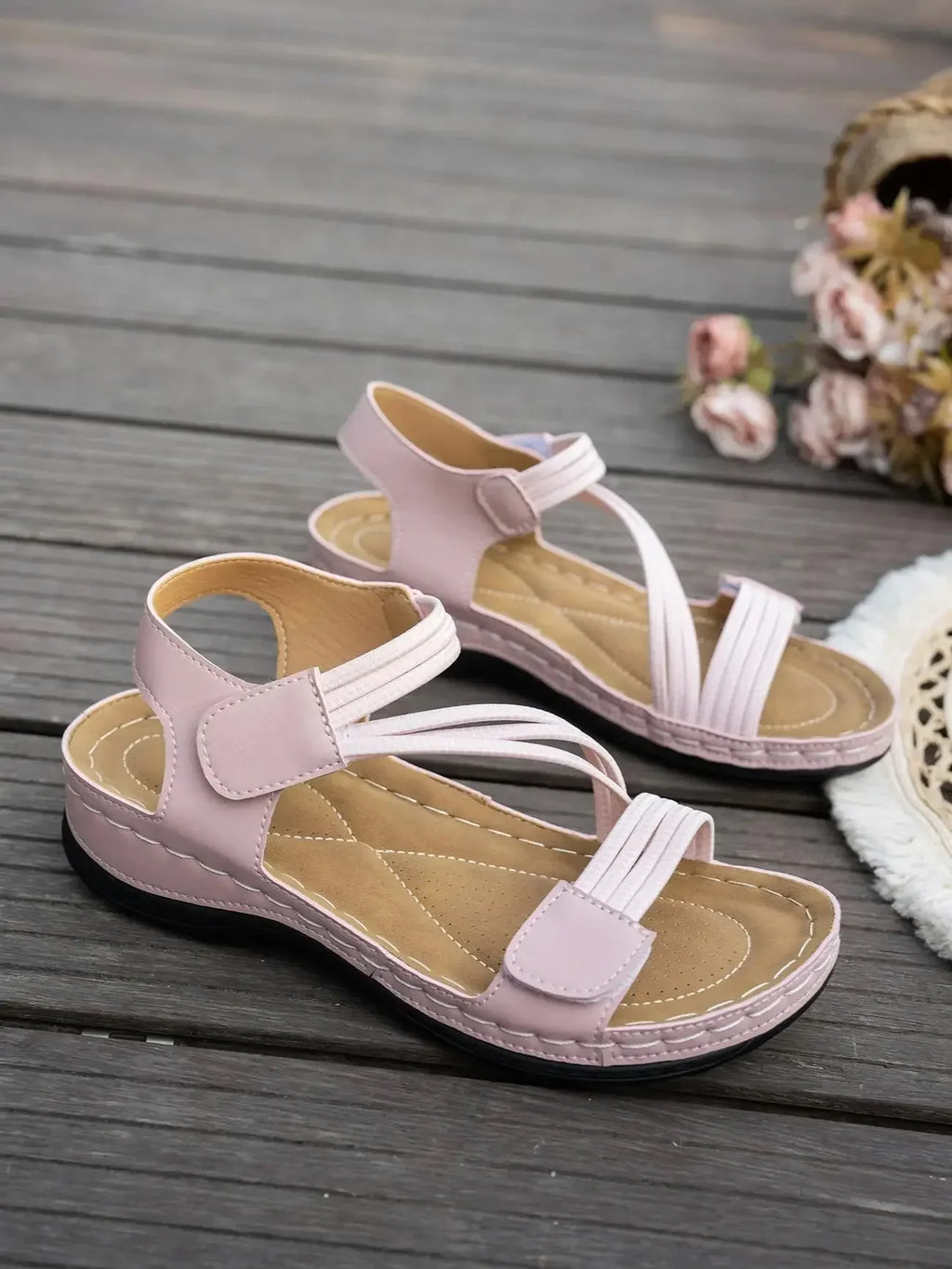 Sandalias rosa palo con dos correas y velcros, punta abierta, suela beige.