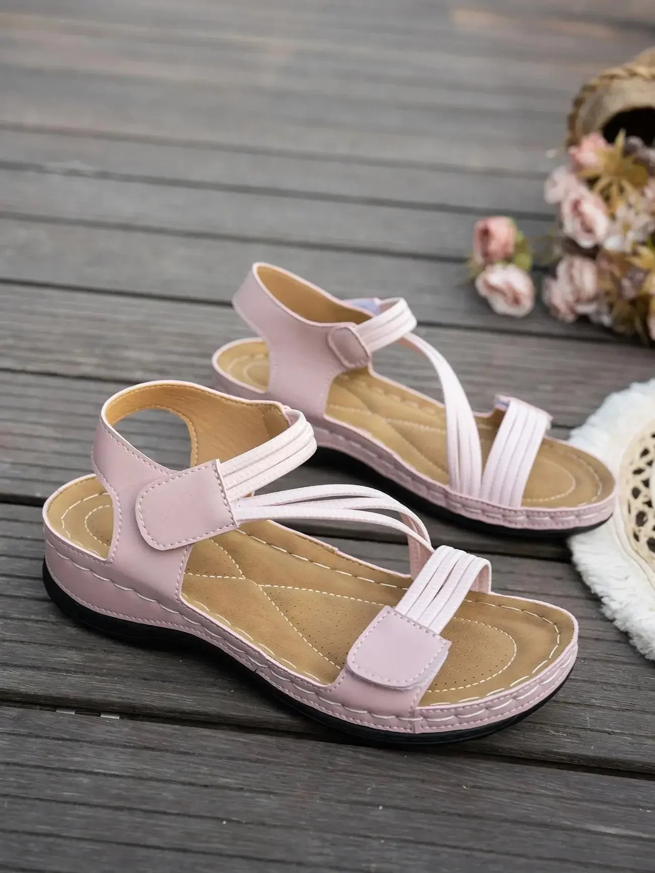 Sandalias rosa palo con dos correas y velcros, punta abierta, suela beige.