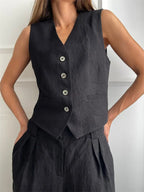 Conjunto de lino negro: chaleco sin mangas con botones y pantalón con pinzas