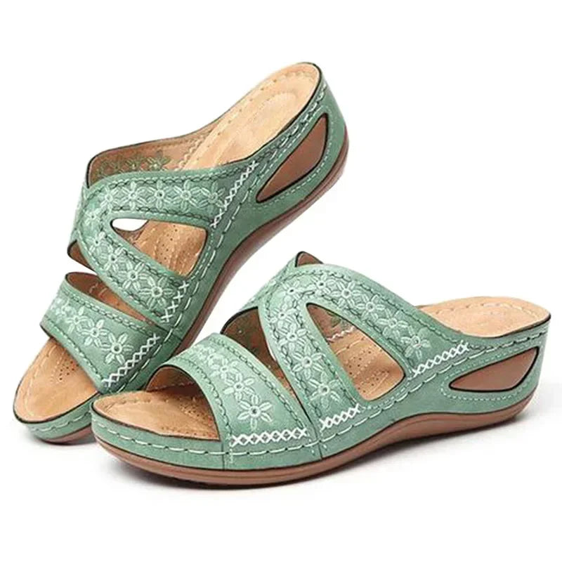 Sandalias verdes con estampado floral, tira cruzada y costuras blancas