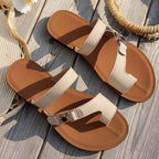 Chanclas Nora beige con dos tiras y suela de sujeción, detalle metálico plateado