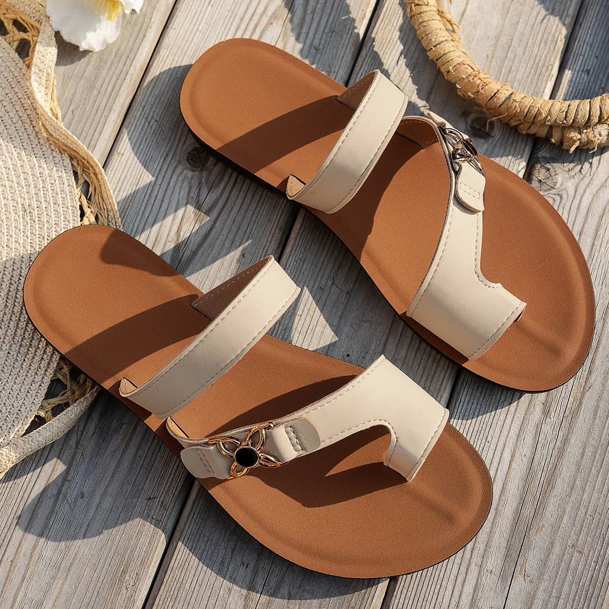 Chanclas Nora beige con dos tiras y suela de sujeción, detalle metálico plateado