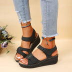 Sandalias Celeste negras de cuña con correas de velcro y puntera abierta