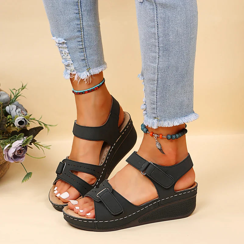 Sandalias Celeste negras de cuña con correas de velcro y puntera abierta