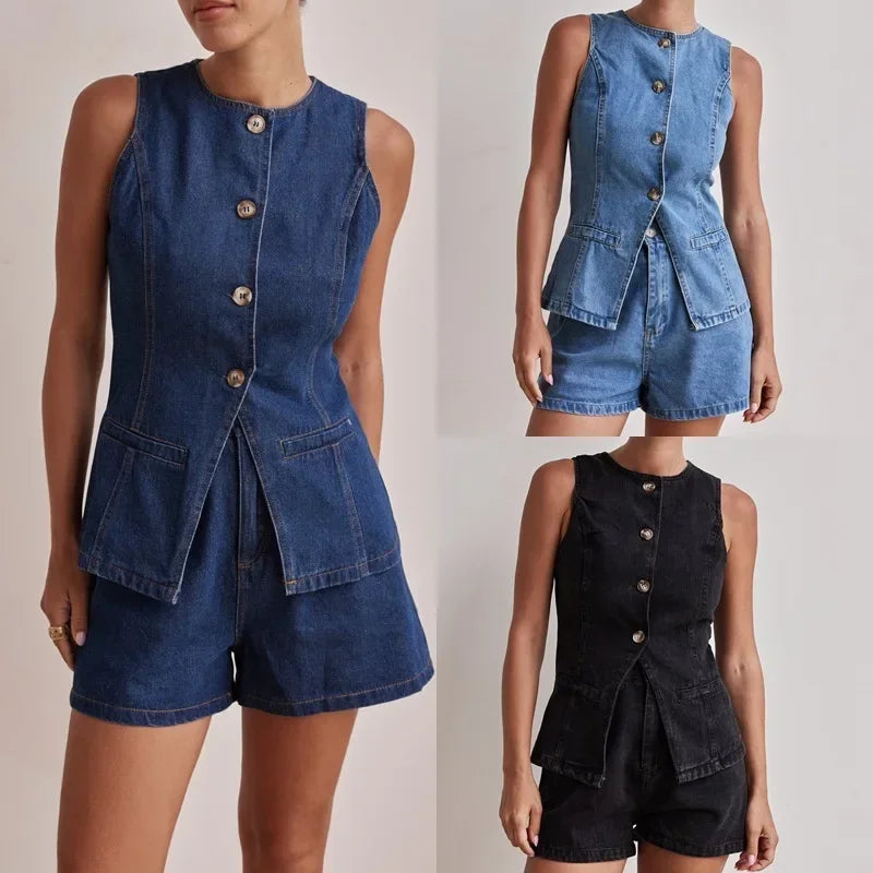Conjunto de mezclilla con chaleco sin mangas abotonado y short, en tonos azul y negro