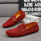Mocasines de cuero perforado rojos con hebilla metálica y suela con tachones
