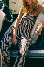 Conjunto de lino de top a rayas y pantalón ancho a rayas, fondo oscuro y blanco