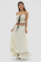 Conjunto blanco de top con volantes y falda larga con cordones y volante inferior
