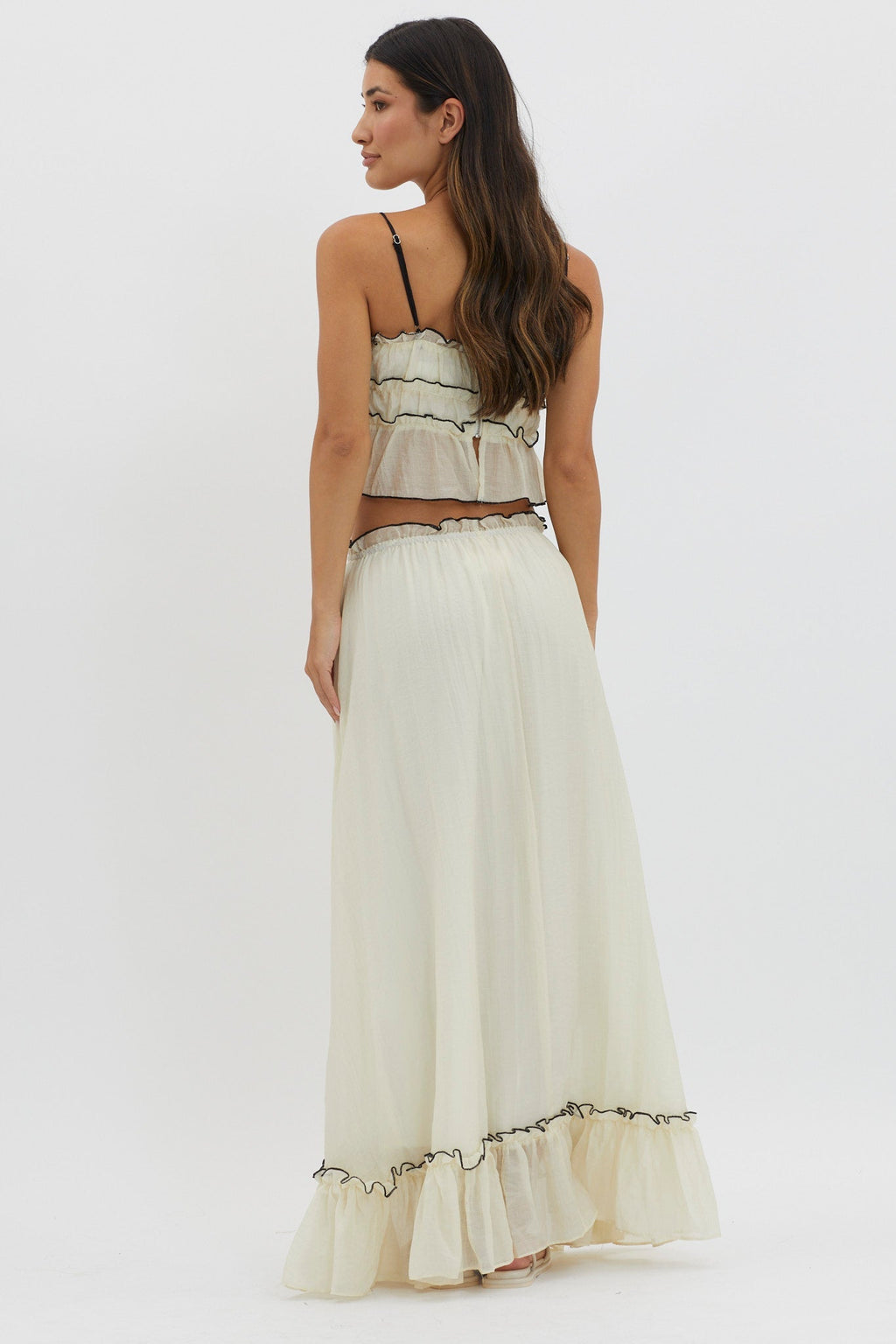 Conjunto de top con volantes y falda larga color marfil, con cordones decorativos