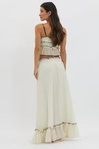 Conjunto de top con volantes y falda larga color marfil, con cordones decorativos