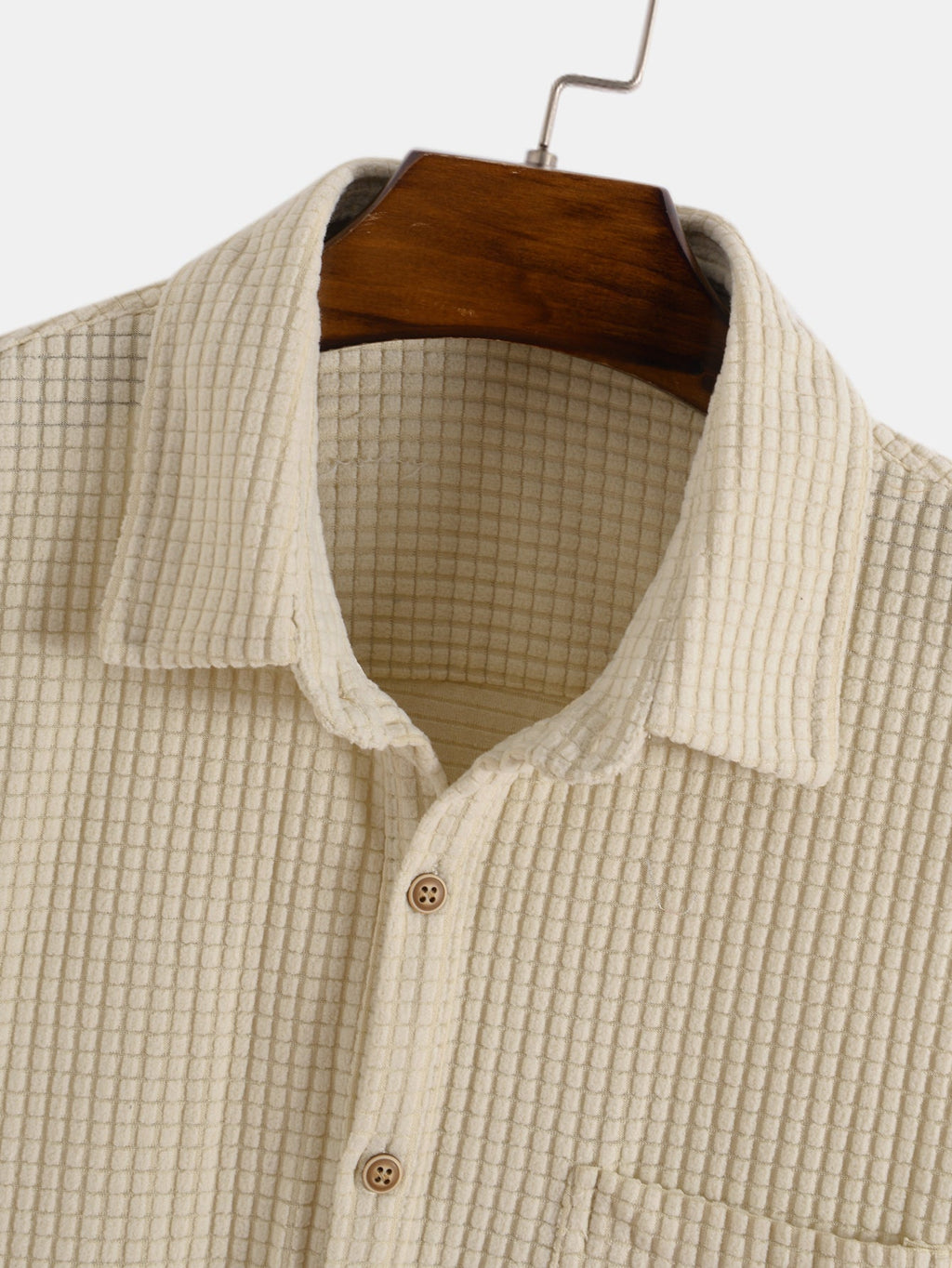 Camisa beige texturizada con cuello camisero y botones marrones