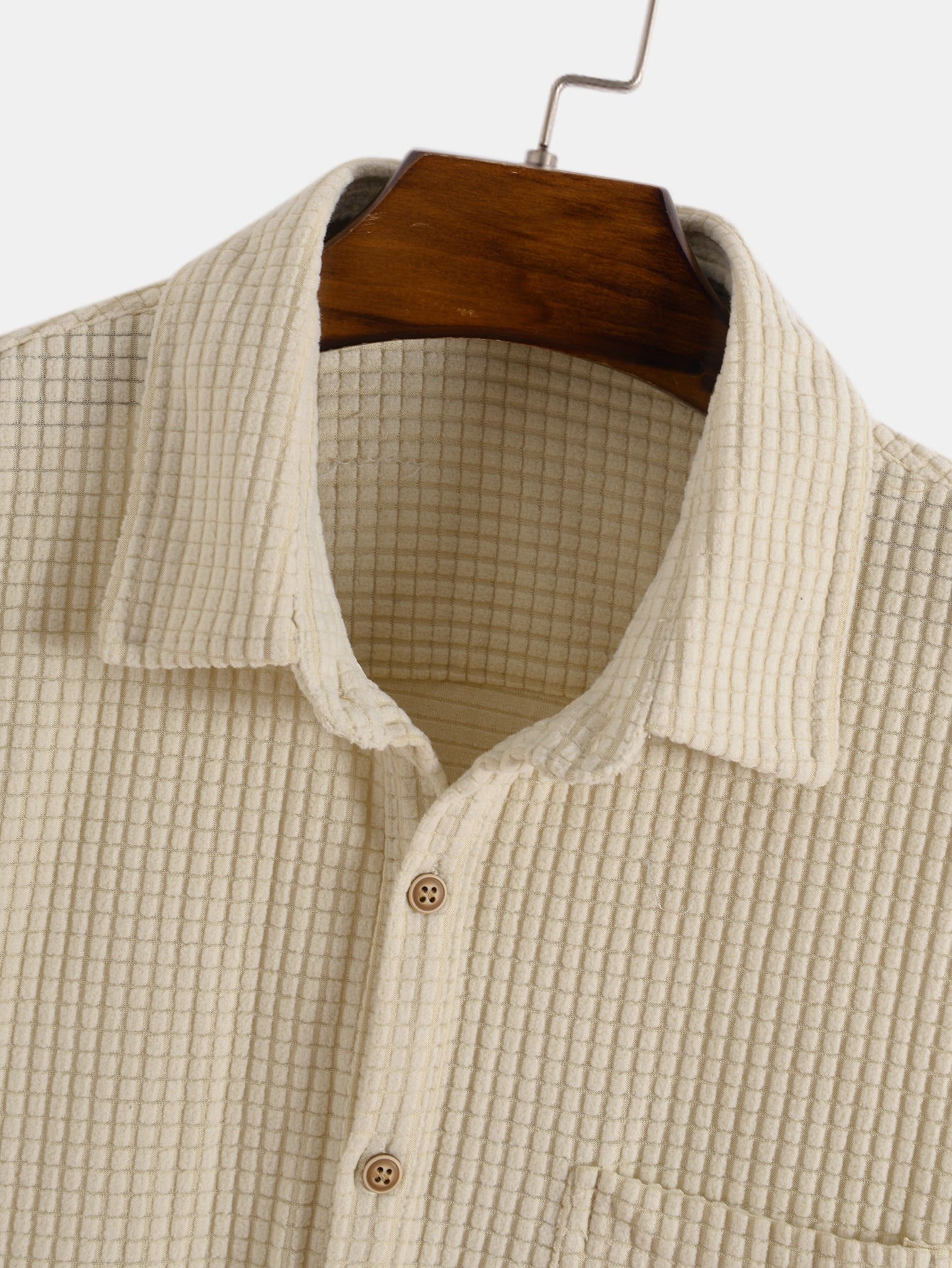 Camisa beige texturizada con cuello camisero y botones marrones