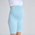 Pantalones cortos de maternidad azul claro, vista lateral con costuras suaves.