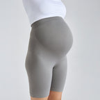 Shorts de maternidad grises a media pierna con zona abdominal reforzada