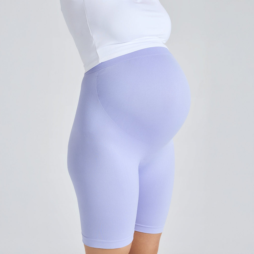 Pantalones cortos de maternidad lila, vista trasera con cintura elástica y costuras.