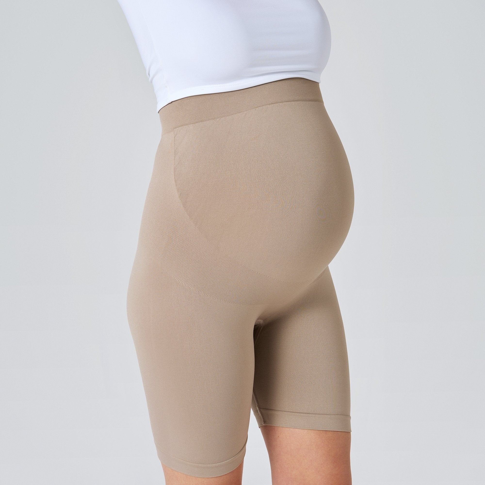 Shorts de maternidad beige a media pierna con refuerzo en la zona del vientre