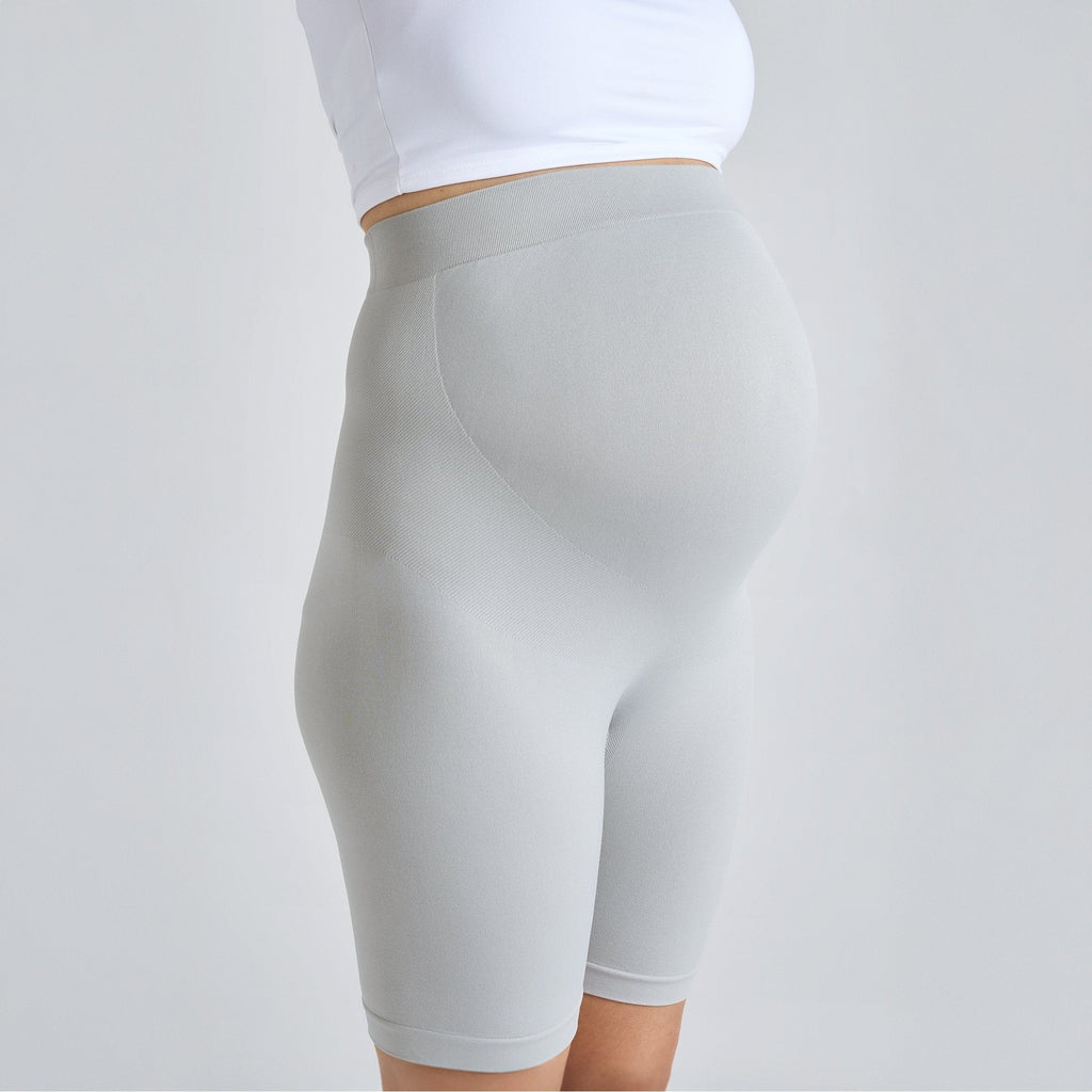 Pantalones cortos de maternidad gris claro con muslos ajustados y costura lateral.