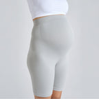 Pantalones cortos de maternidad gris claro con muslos ajustados y costura lateral.