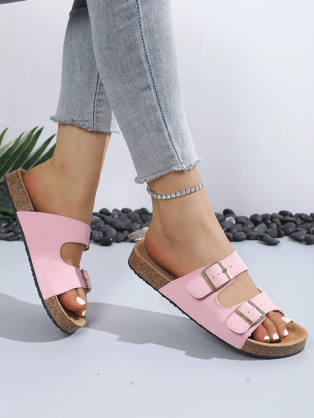 Sandalias Adriana rosa con dos hebillas, cierre ajustable y suela de corcho