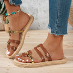 Sandalias Vega con tiras marrones, hebillas doradas y suela de esparto trenzada