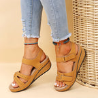 Sandalias Celeste camel de cuña con correas ajustables y puntera abierta