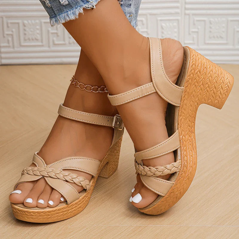 Sandalias camel con tiras beige trenzadas, hebilla y plataforma de suela de yute
