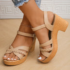Sandalias camel con tiras beige trenzadas, hebilla y plataforma de suela de yute