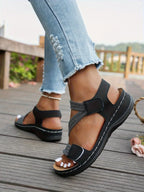 Sandalias Alba negras de tiras con hebilla y suela oscura