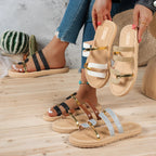 Sandalias Vega con tiras negro y plateado, hebillas doradas y suela esparto trenzada
