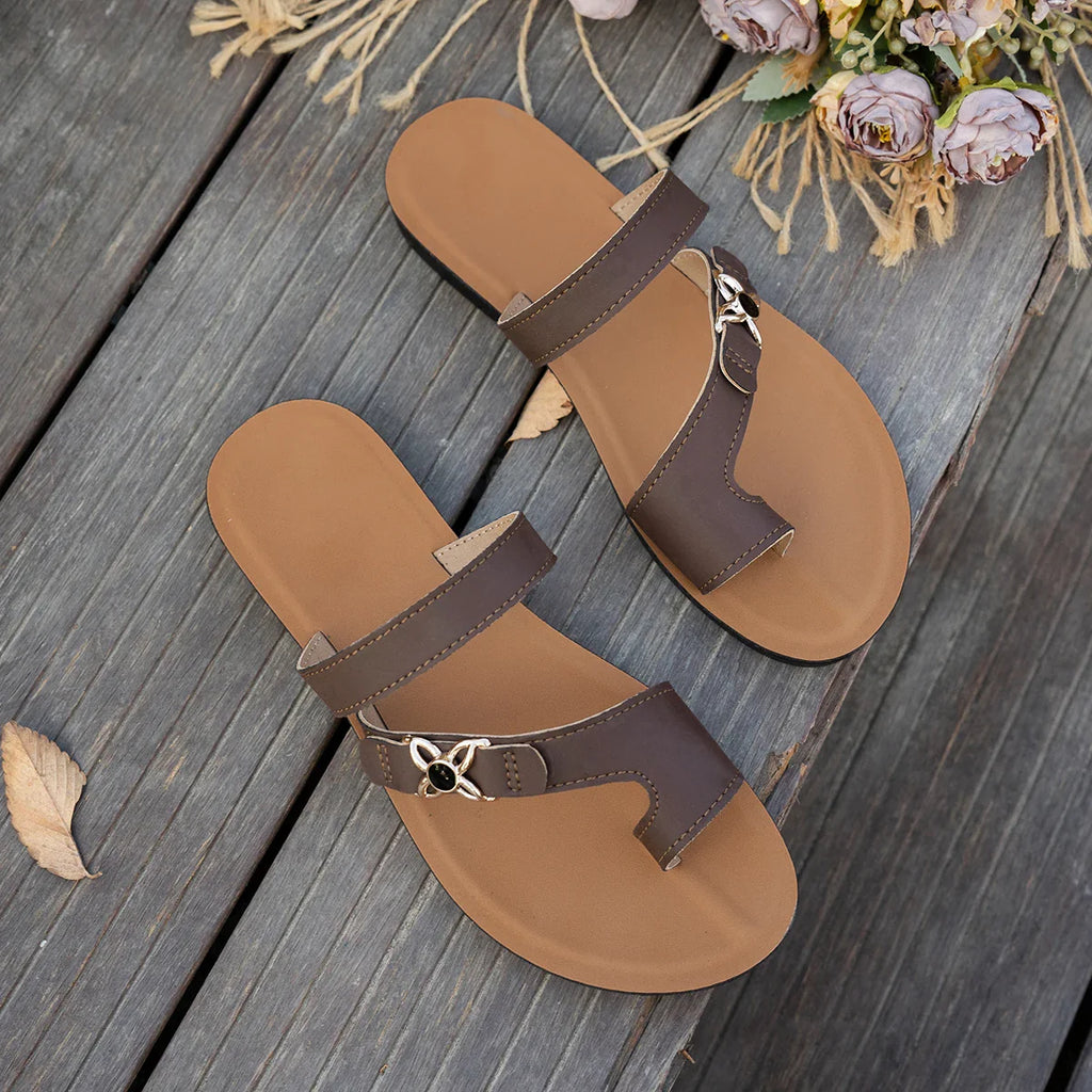 Chanclas de tiras marrón con adorno metálico y suela oscura