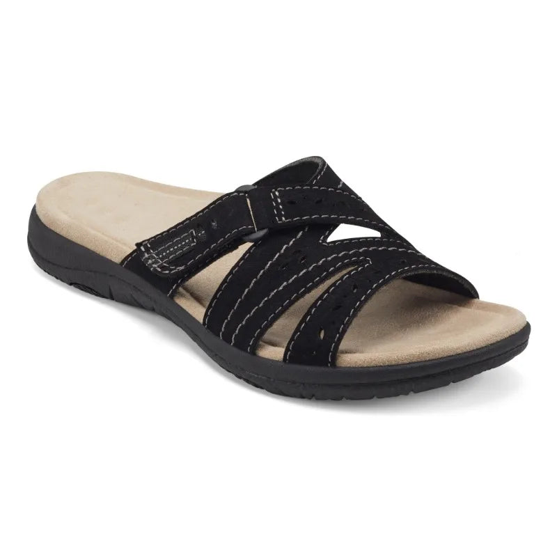 Sandalias negras con dos tiras acolchadas, perforaciones y cierre con correa, punta abierta.