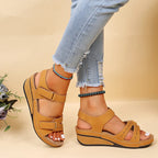 Sandalias Celeste camel de cuña con tira al tobillo y puntera abierta